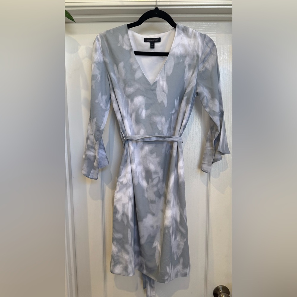 Banana Republic White and Gray V-Neck